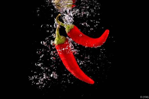 Czerwona papryka wpadajca do wody