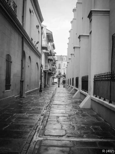 An alleyway in New Orleans French Quarter with lampposts